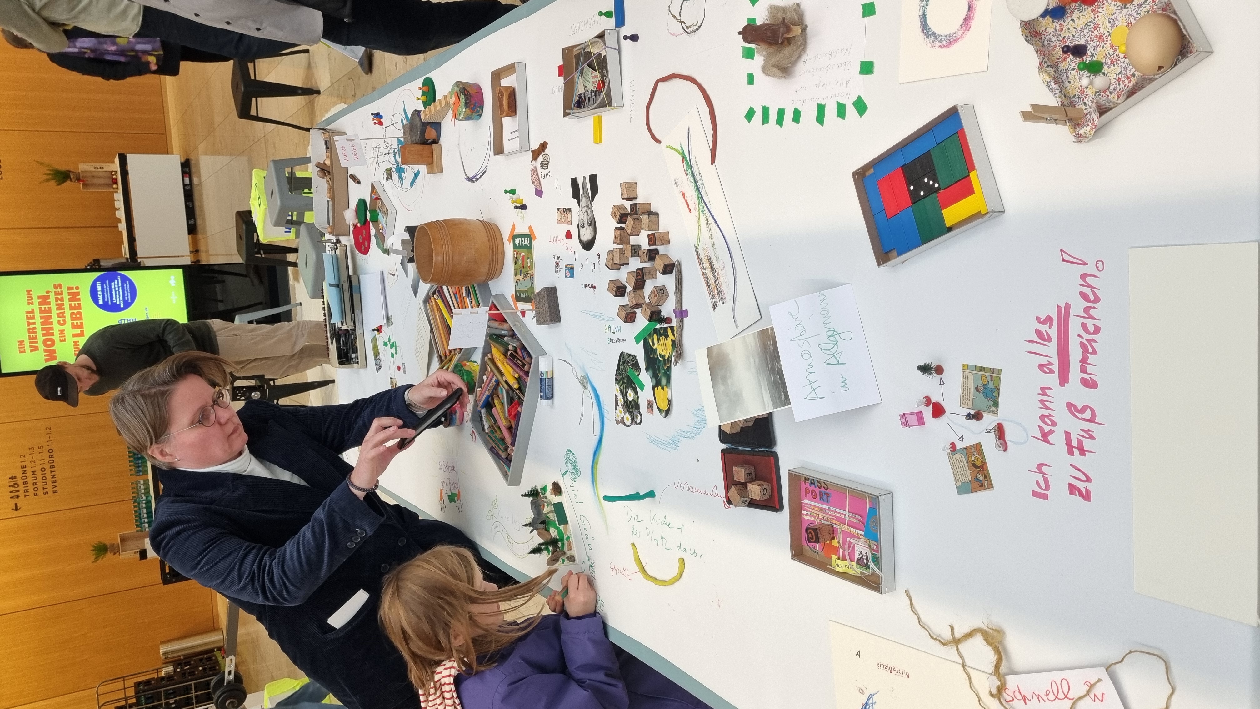 Kunst-Atelier im Foyer für kreative Beteiligung mit unterschiedlichsten Materialien