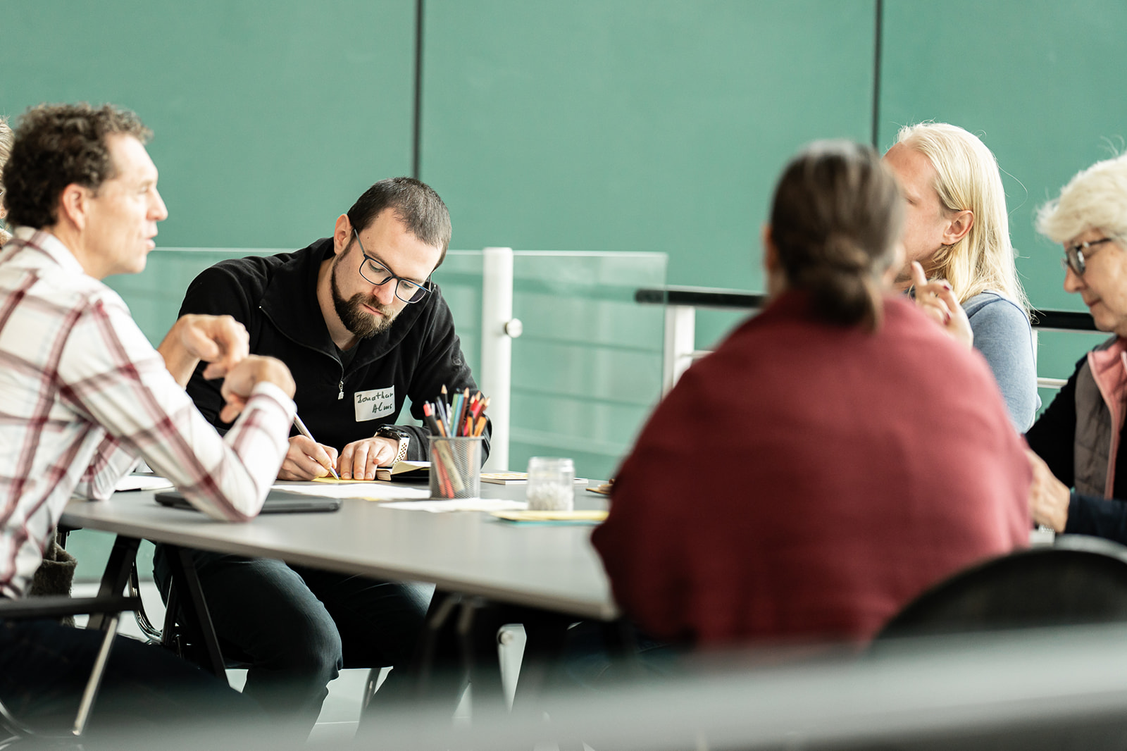 In kleinen Gruppen erarbeiten die Teilnehmenden Empfehlungen für eine lebenswerte Aachener Innenstadt