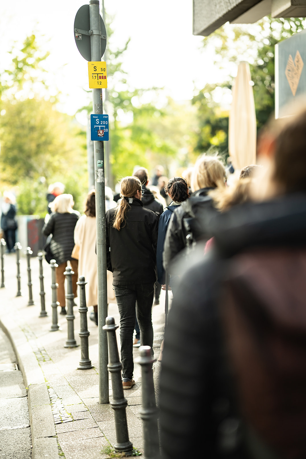 Die Teilnehmenden erkunden beim Stadtspaziergang die Aachener Innenstadt