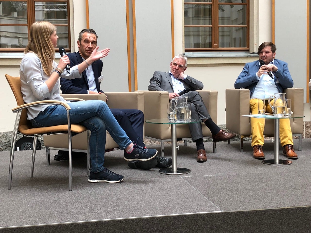 Fishbowl discussion in the BMU - from the right: Jan Korte (moderation, zebralog), Jochen Flasbarth (State Secretary in the Federal Ministry for the Environment), Christoph Petri (DIHK), a participant in the youth dialogue | Image: Zebralog