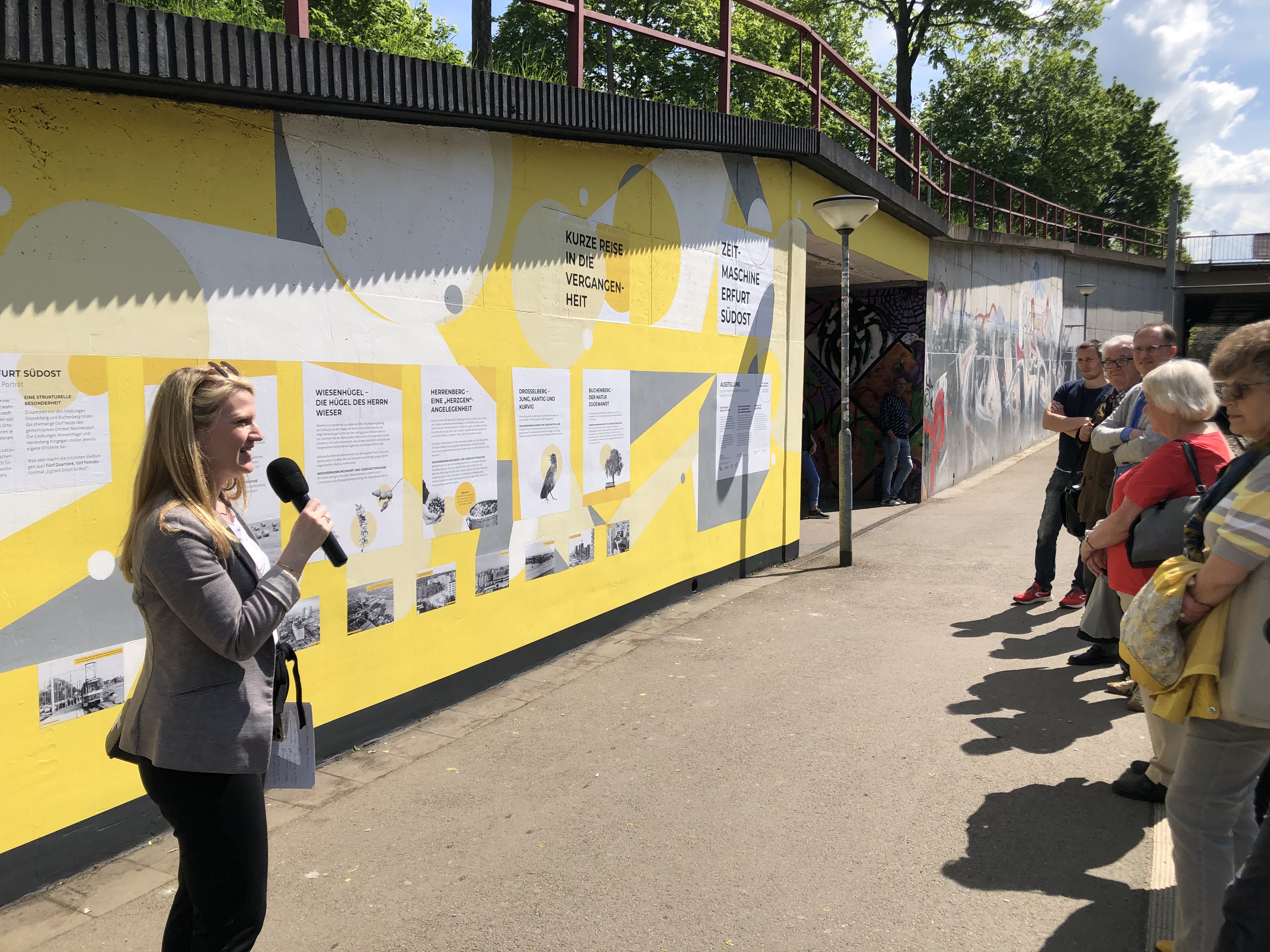 Gruppe Menschen beobachtet Ausstellungswand