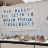 Banner über dem Atelier "Was macht das Leben in deinem Viertel lebenswert?"