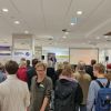 Ausstellungsfläche im Luisenforum mit zahlreichen Besucher*innen